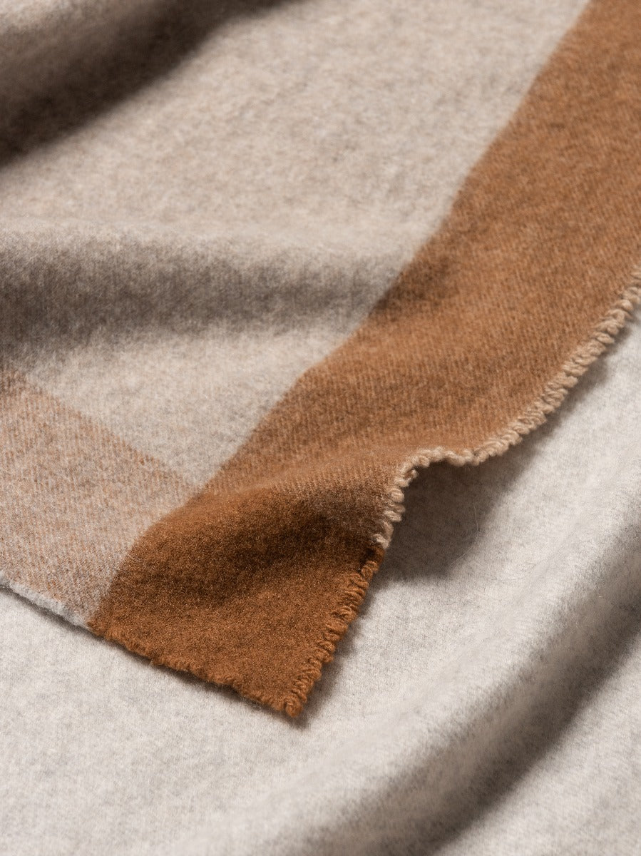 Alva Border Duo Cashmere Throw Natural Vicuna Detail | Begg x Co