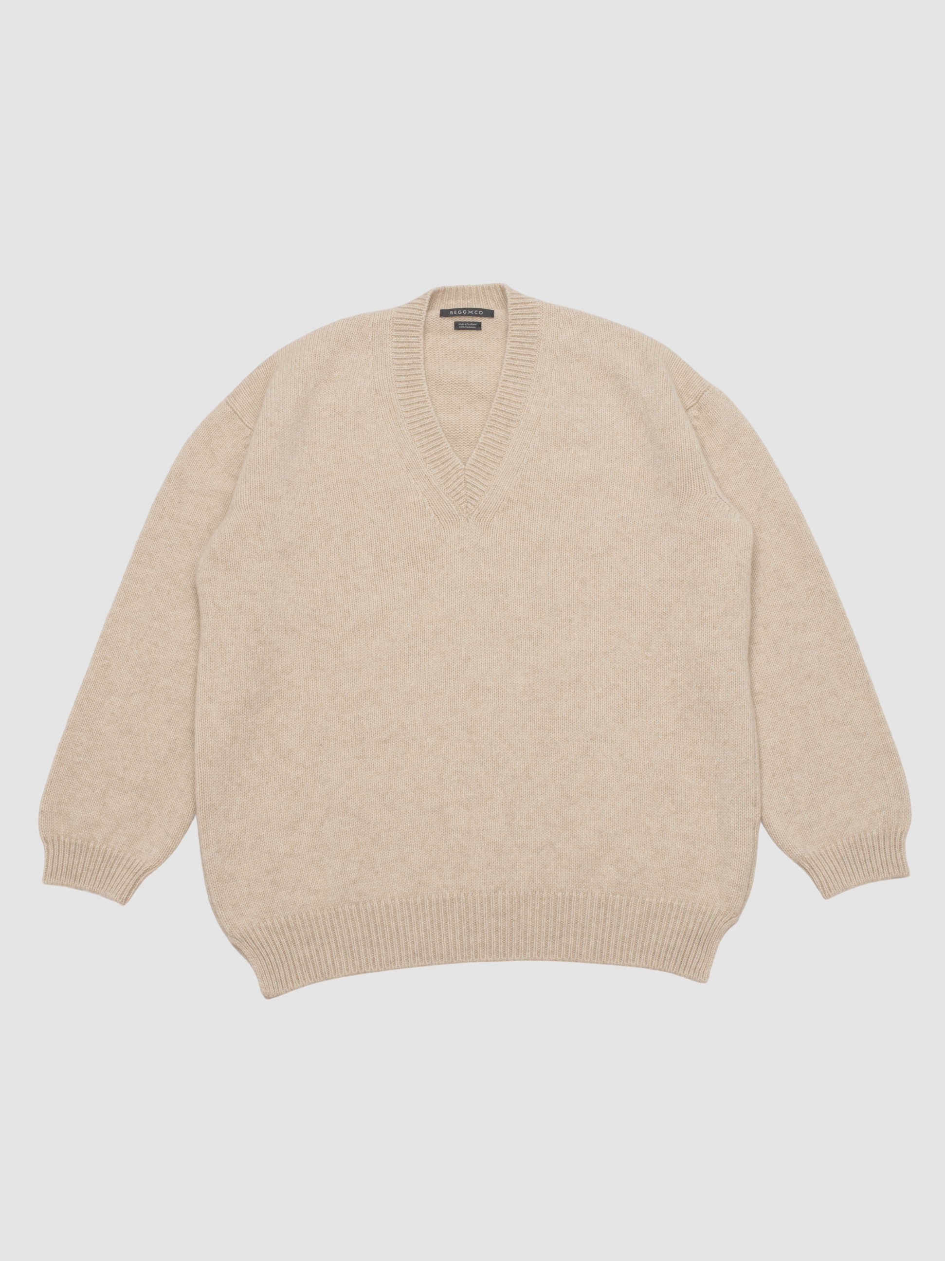 Mens Sloane Knitted Cashmere V-Neck Sweater Blonde Undyed| Begg x Co