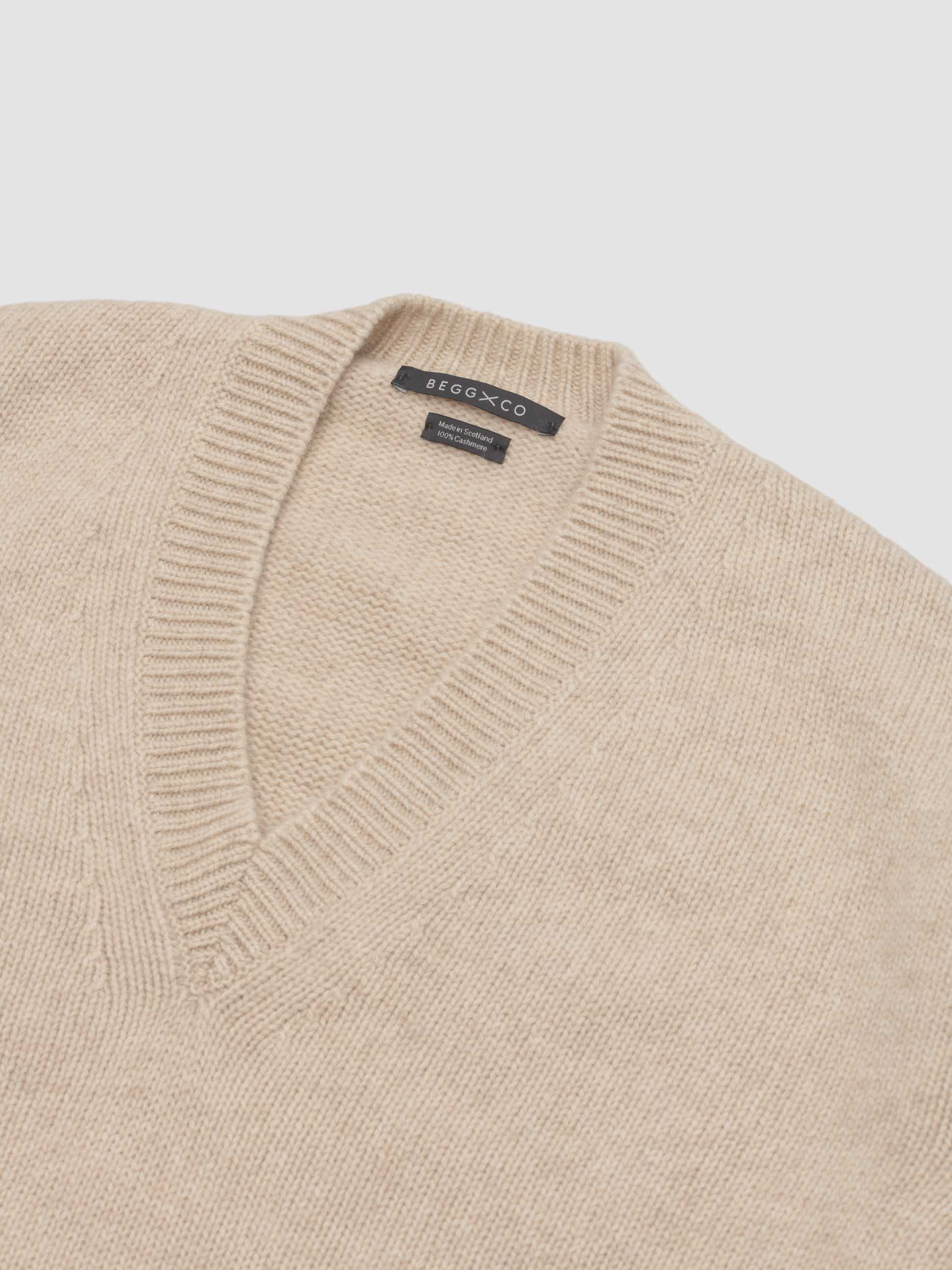 Mens Sloane Knitted Cashmere V-Neck Sweater Blonde Undyed| Begg x Co