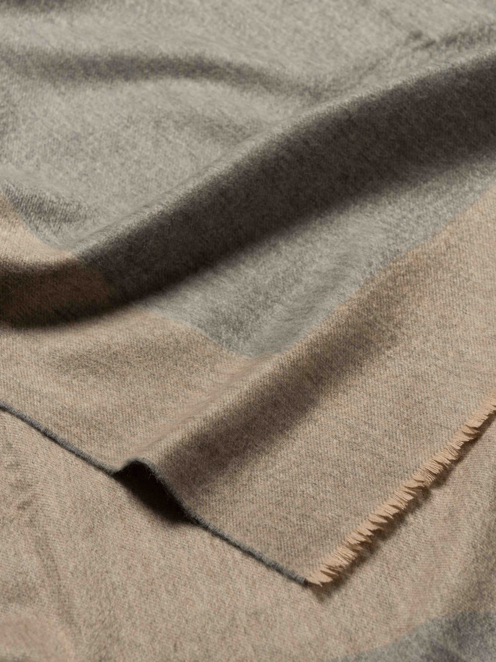 Oversized Arran Border Cashmere Throw Grey| Begg x Co