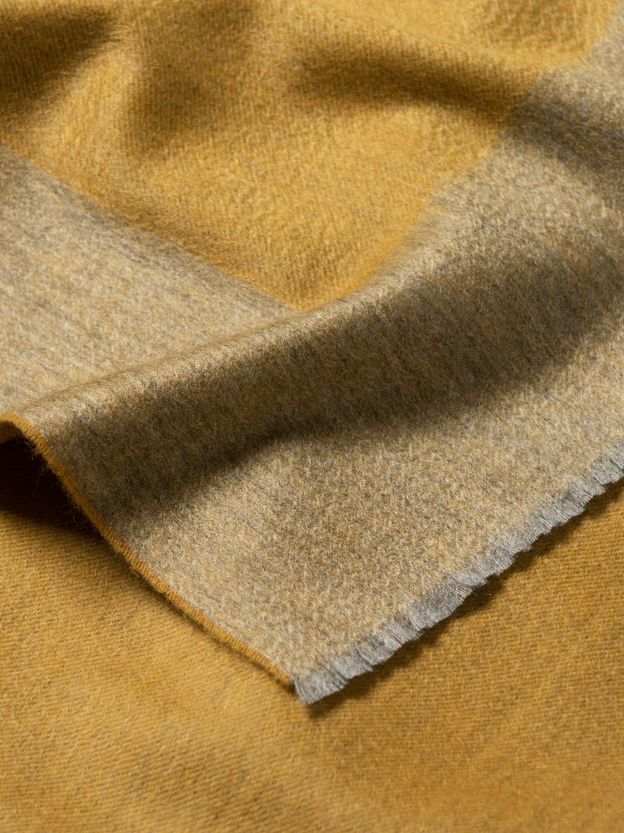 Oversized Arran Border Cashmere Throw Flannel Gold| Begg x Co