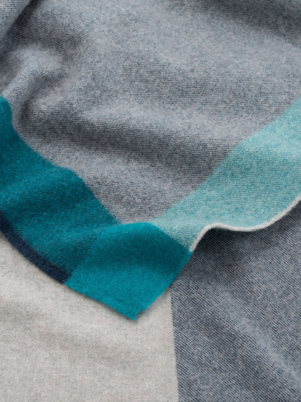 Alva Border Duo Cashmere Throw Argent Teal | Begg x Co