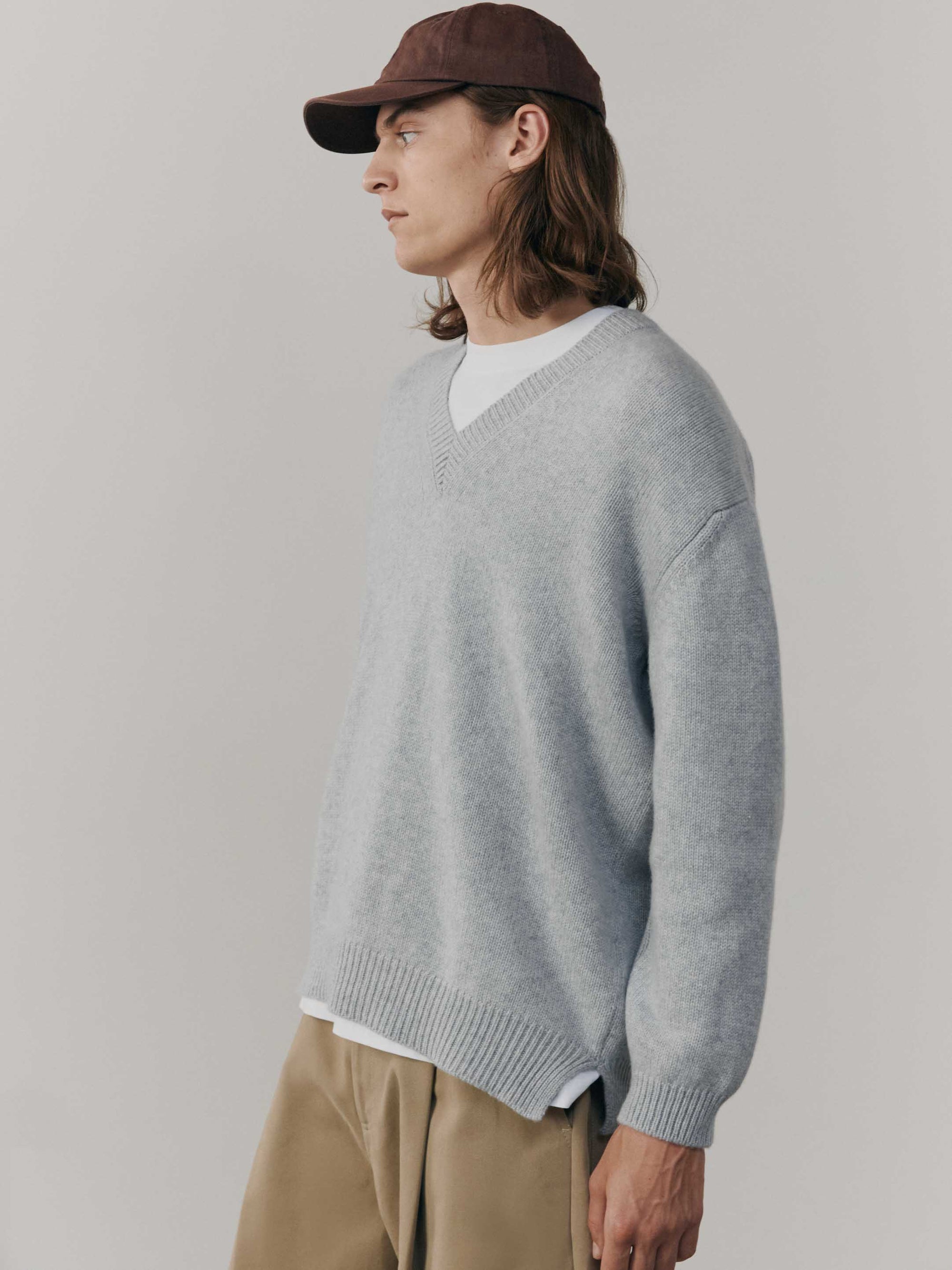 Mens Sophia Knitted Cashmere V-Neck Sweater Feather Grey| Begg x Co